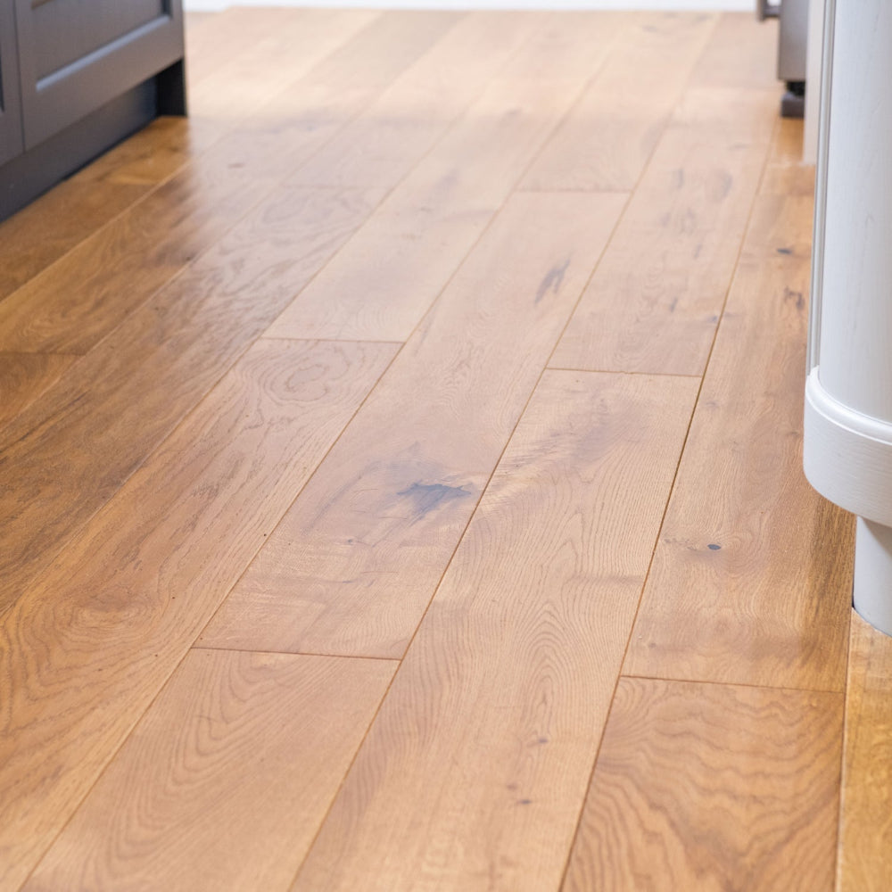 Catania Golden Handscraped Lacquered Engineered Oak 190mm - (SAMPLE)