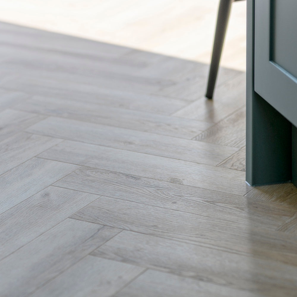 textures-washed-oak-herringbone-lvt-flooring-th04